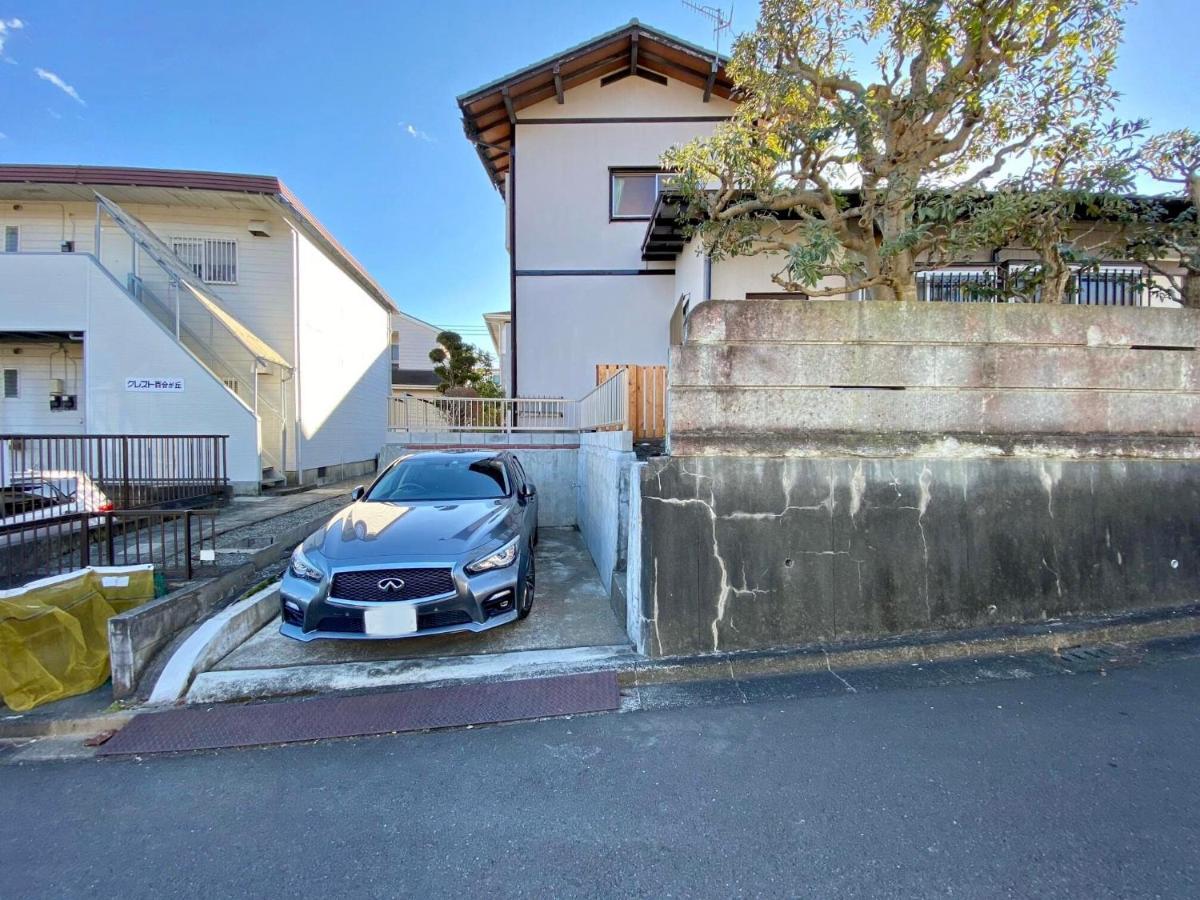 Holiday home 湘南ソラル〜二宮の高台・アートな庭付き日本家屋121㎡／高速wifi／芝生ドッグラン・ピザ窯bbq有 *
