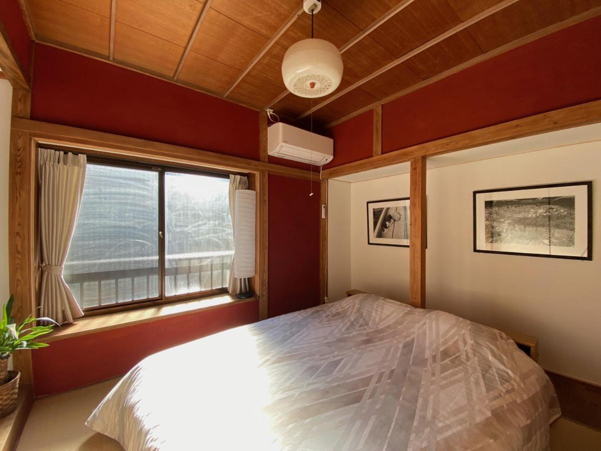 Holiday home 湘南ソラル〜二宮の高台・アートな庭付き日本家屋121㎡／高速wifi／芝生ドッグラン・ピザ窯bbq有